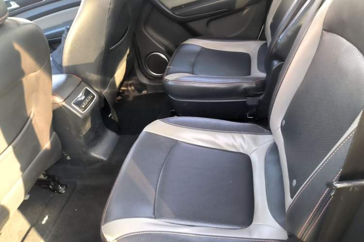 Used HYOSOW H3 2015 1.5L manual Comfort trim level Left Rear Seat