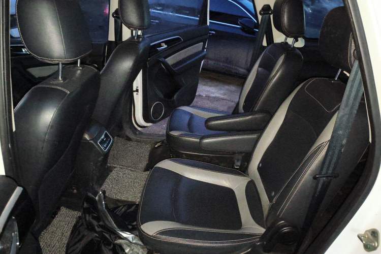 Used HYOSOW H3 2015 1.5L manual luxury version Left Rear Seat