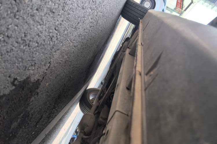 Used HYOSOW H3 2015 1.5L manual Comfort trim level Left Side Sill