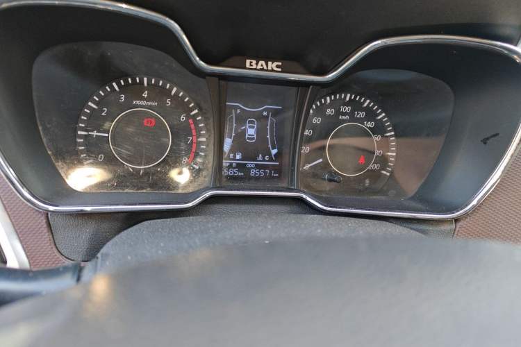 Used HYOSOW H3 2015 1.5L manual Comfort trim level Odometer Close Up