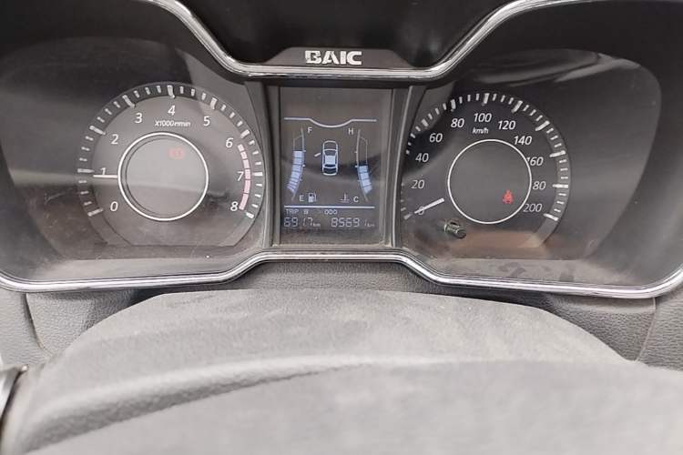 Used HYOSOW H3 2015 1.5L manual Comfort trim level Odometer Close Up
