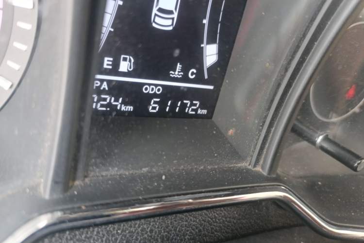 Used HYOSOW H3 2015 1.5L manual Comfort trim level Odometer Close Up