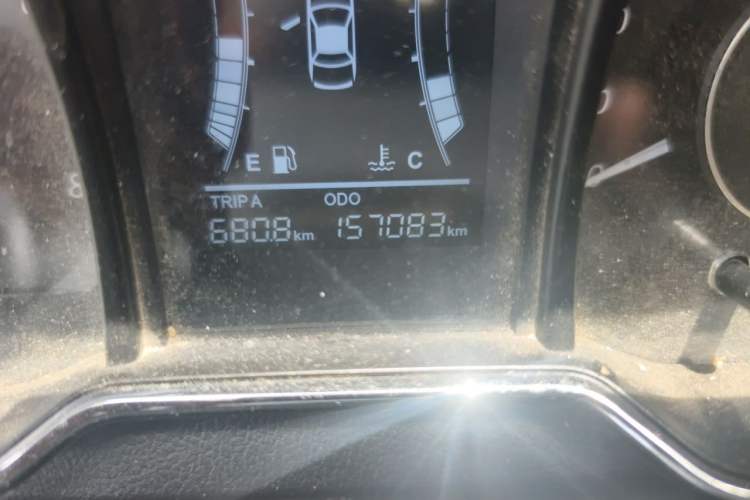 Used HYOSOW H3 2015 1.5L manual Comfort trim level Odometer Close Up