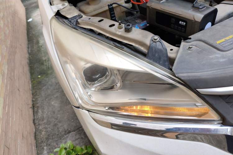 Used HYOSOW H3 2015 1.5L manual luxury version Right Front Headlight