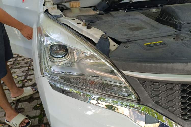 Used HYOSOW H3 2015 1.5L manual luxury version Right Front Headlight