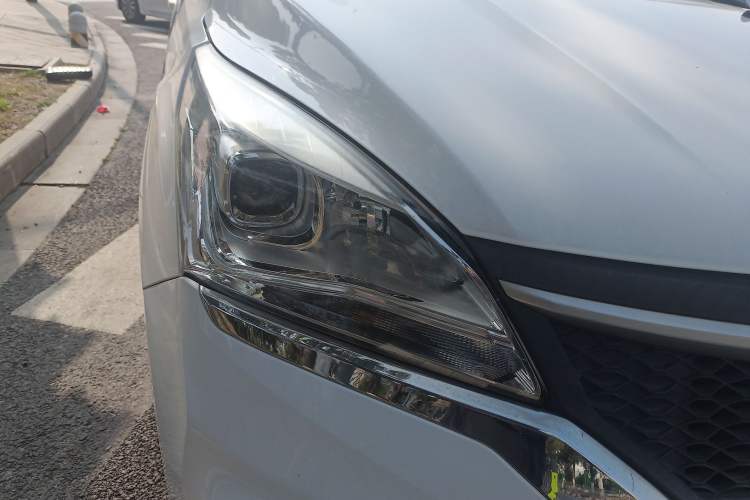 Used HYOSOW H3 2015 1.5L manual Comfort trim level Right Front Headlight