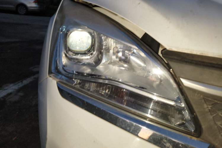 Used HYOSOW H3 2015 1.5L manual luxury version Right Front Headlight