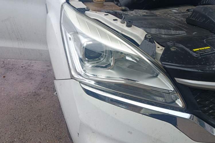 Used HYOSOW H3 2015 1.5L manual Comfort trim level Right Front Headlight