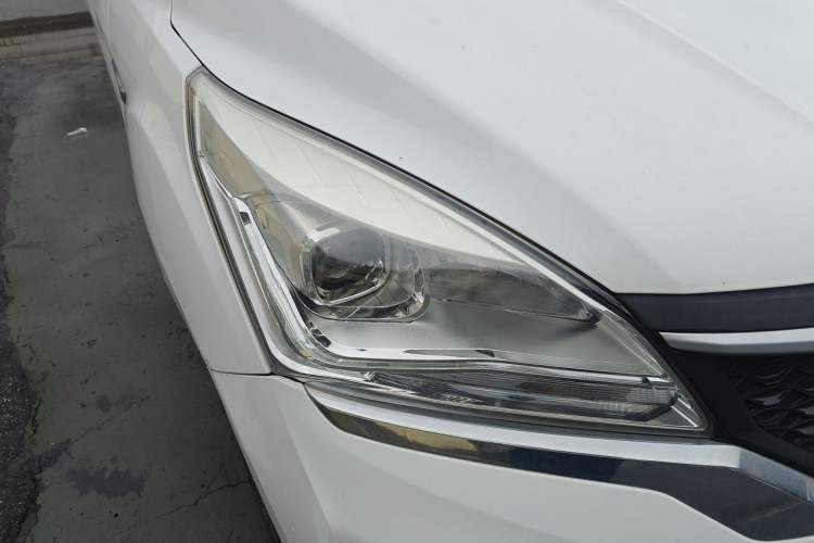 Used HYOSOW H3 2015 1.5L manual luxury version Right Front Headlight