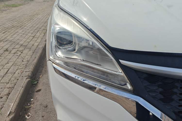 Used HYOSOW H3 2015 1.5L manual luxury version Right Front Headlight