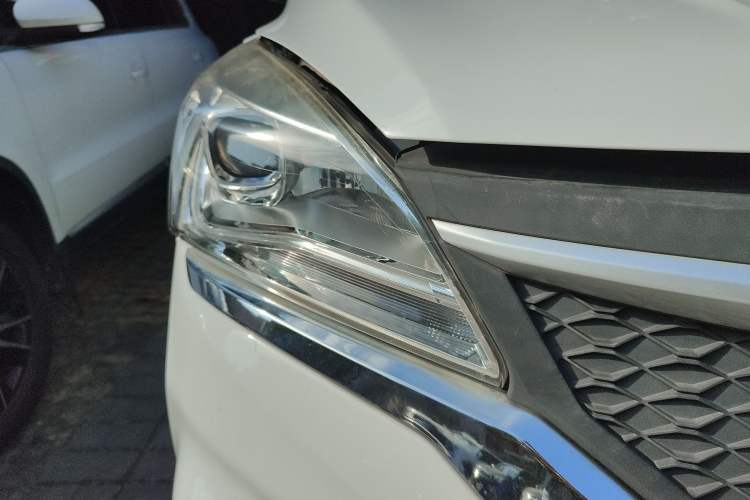 Used HYOSOW H3 2015 1.5L manual Comfort trim level Right Front Headlight