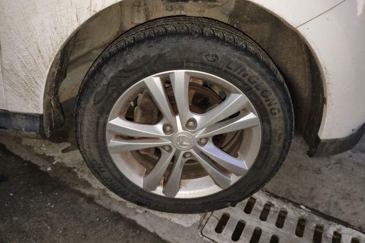 Used HYOSOW H3 2015 1.5L manual luxury version Right Front Wheel Hub