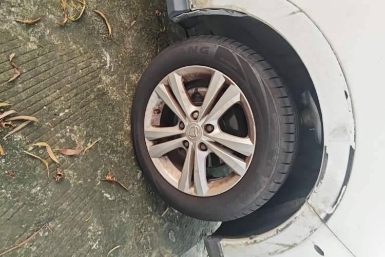 Used HYOSOW H3 2015 1.5L manual luxury version Right Front Wheel Hub