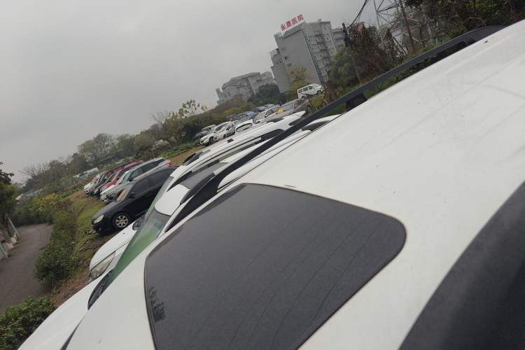 Used HYOSOW H3 2015 1.5L manual luxury version Roof