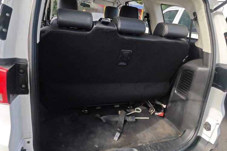 Used HYOSOW H3 2015 1.5L manual Comfort trim level Trunk