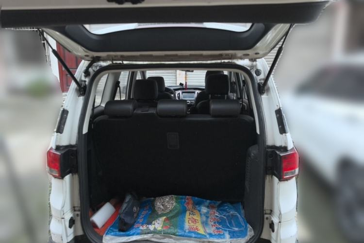 Used HYOSOW H3 2015 1.5L manual Comfort trim level Trunk