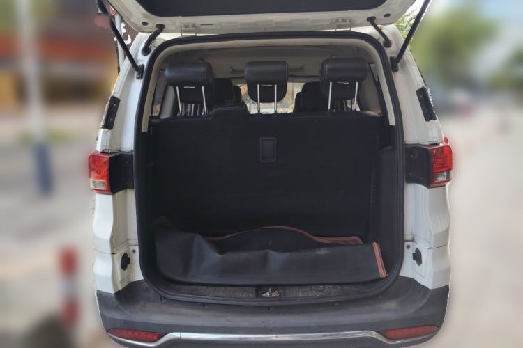 Used HYOSOW H3 2015 1.5L manual Comfort trim level Trunk
