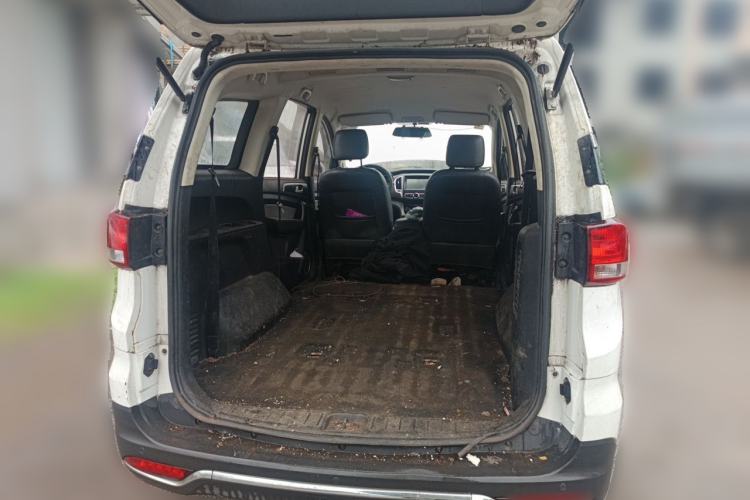 Used HYOSOW H3 2015 1.5L manual Comfort trim level Trunk
