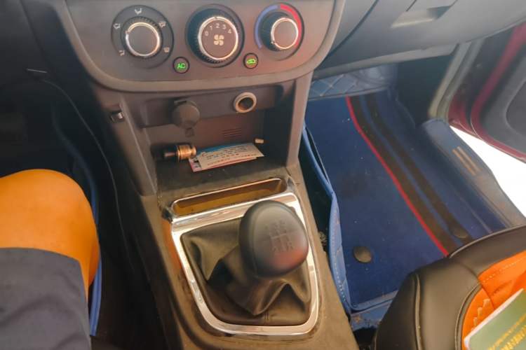 Used HYOSOW S2 2014 1.5L Manual Comfort Version China IV Emission Standard Gear Lever
