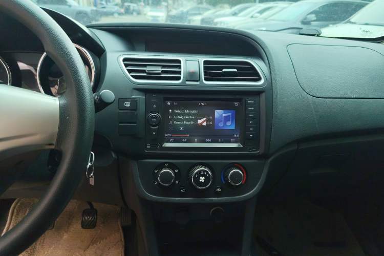 Used HYOSOW S2 2014 1.5L Manual Comfort Version China IV Emission Standard Audio And AC Panel