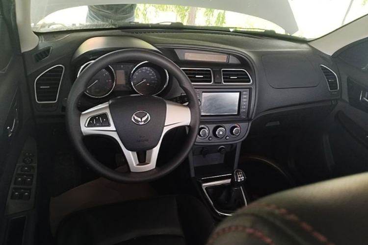 Used HYOSOW S2 2014 1.5L Manual Comfort Version China IV Emission Standard Center Console