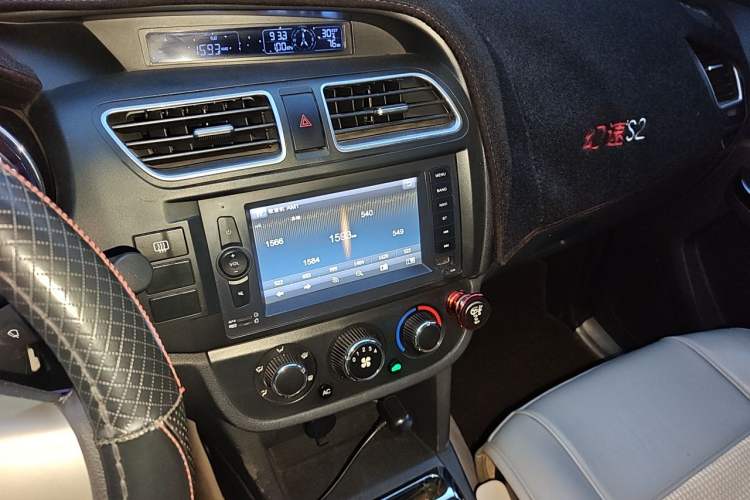 Used HYOSOW S2 2015 1.5L Manual Luxury Edition China IV Audio And AC Panel