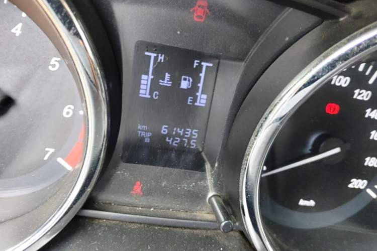 Used HYOSOW S2 2015 1.5L Manual Luxury Model China V Standard Odometer Close Up