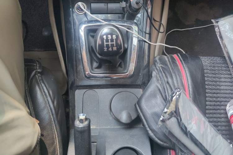 Used HYOSOW S3 2014 1.5L Luxury Version China IV Emission Standard Gear Lever