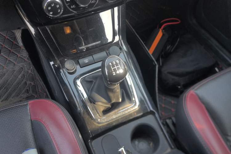 Used HYOSOW S3 2014 1.5L Comfort Version China IV Emission Standard Gear Lever