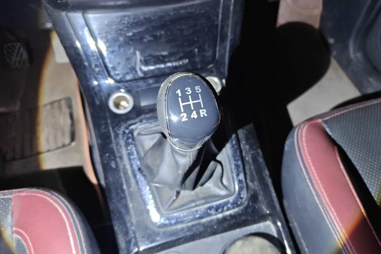 Used HYOSOW S3 2014 1.5L Luxury Version China IV Emission Standard Gear Lever