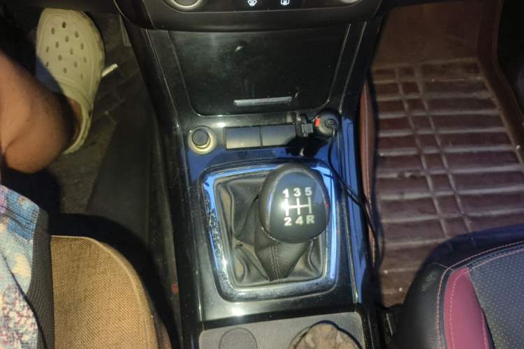 Used HYOSOW S3 2014 1.5L Luxury Version China IV Emission Standard Gear Lever