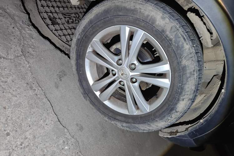 Used HYOSOW S3 2014 1.5L Luxury Version China IV Emission Standard Right Front Wheel Hub