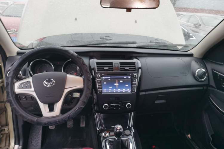 Used HYOSOW S3 2014 1.5L Luxury Version China IV Emission Standard Center Console