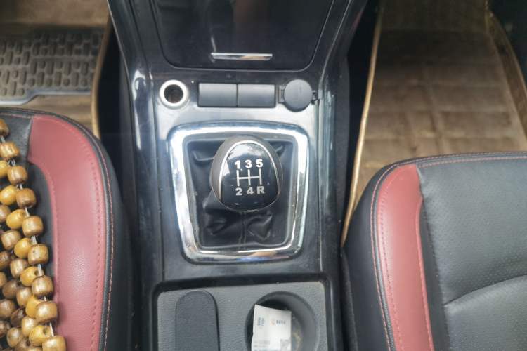 Used HYOSOW S3 2014 1.5L Luxury Version China IV Emission Standard Gear Lever