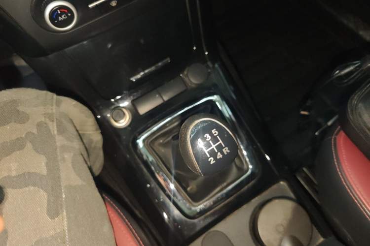 Used HYOSOW S3 2014 1.5L Luxury Version China IV Emission Standard Gear Lever