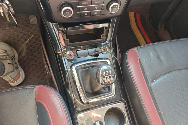 Used HYOSOW S3 2014 1.5L Luxury Version China IV Emission Standard Gear Lever