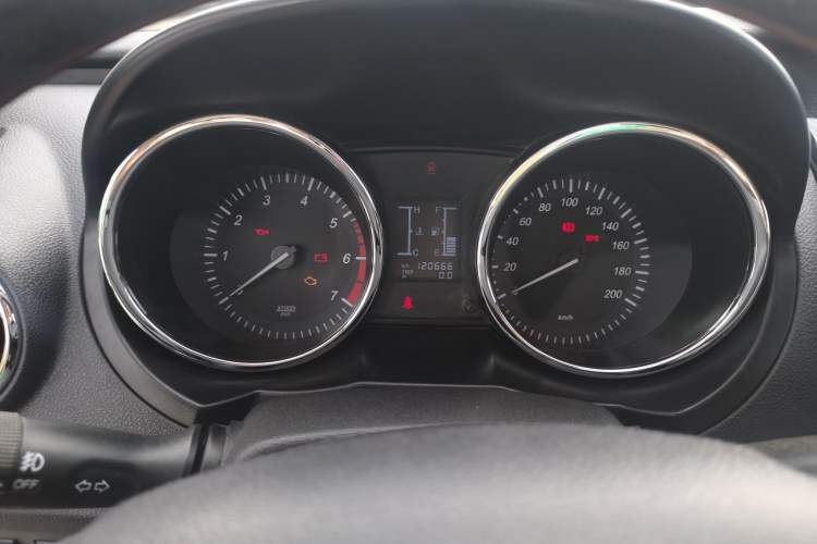 Used HYOSOW S3 2014 1.5L Luxury Version China IV Emission Standard Odometer Close Up