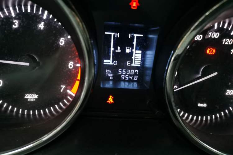 Used HYOSOW S3 2014 1.5L Luxury Version China IV Emission Standard Odometer Close Up