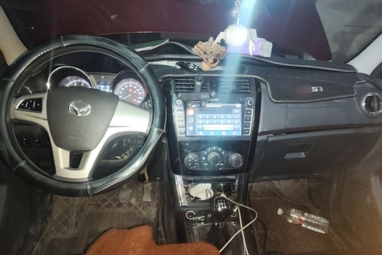 Used HYOSOW S3 2014 1.5L Comfort Version China IV Emission Standard Center Console