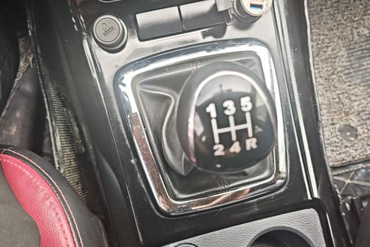 Used HYOSOW S3 2014 1.5L Luxury Version China IV Emission Standard Gear Lever