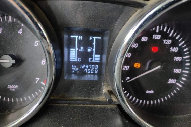 Used HYOSOW S3 2014 1.5L Luxury Version China IV Emission Standard Odometer Close Up