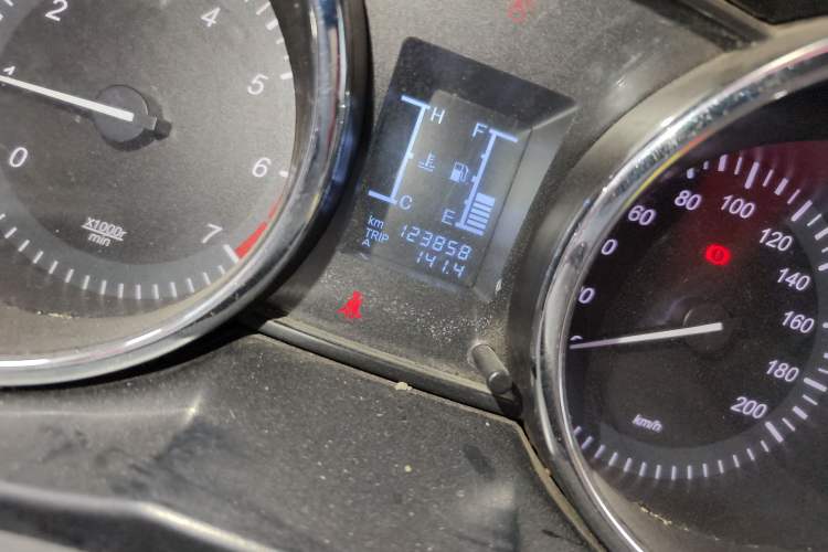 Used HYOSOW S3 2014 1.5L Luxury Version China IV Emission Standard Odometer Close Up