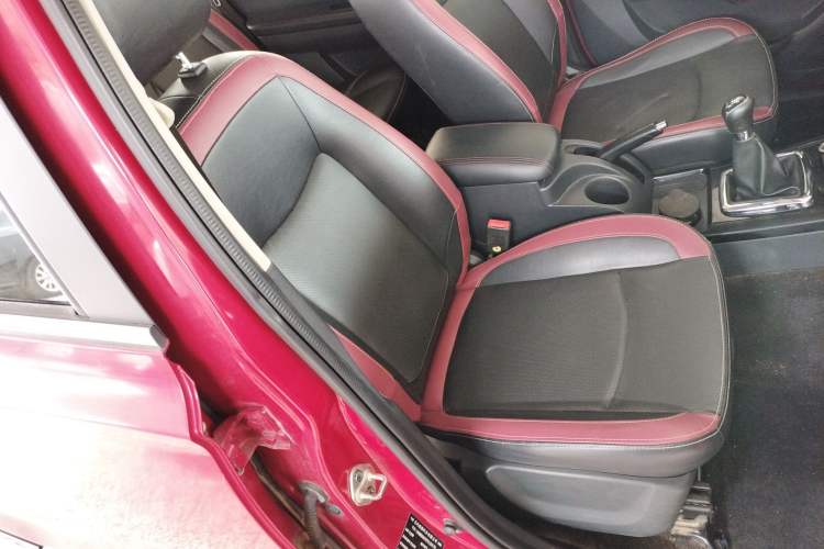 Used HYOSOW S3 2014 1.5L Luxury Version China IV Emission Standard Right Front Seat