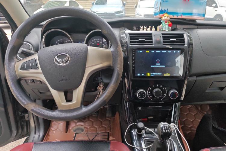 Used HYOSOW S3 2014 1.5L Comfort Version China IV Emission Standard Center Console