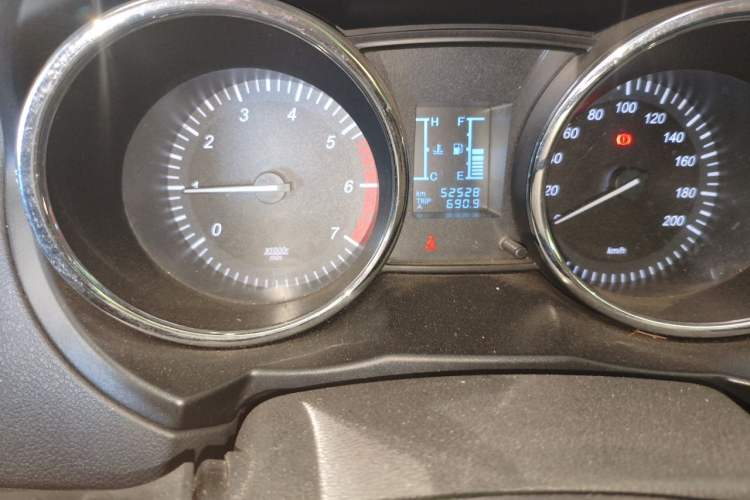 Used HYOSOW S3 2014 1.5L Comfort Version China IV Emission Standard Odometer Close Up