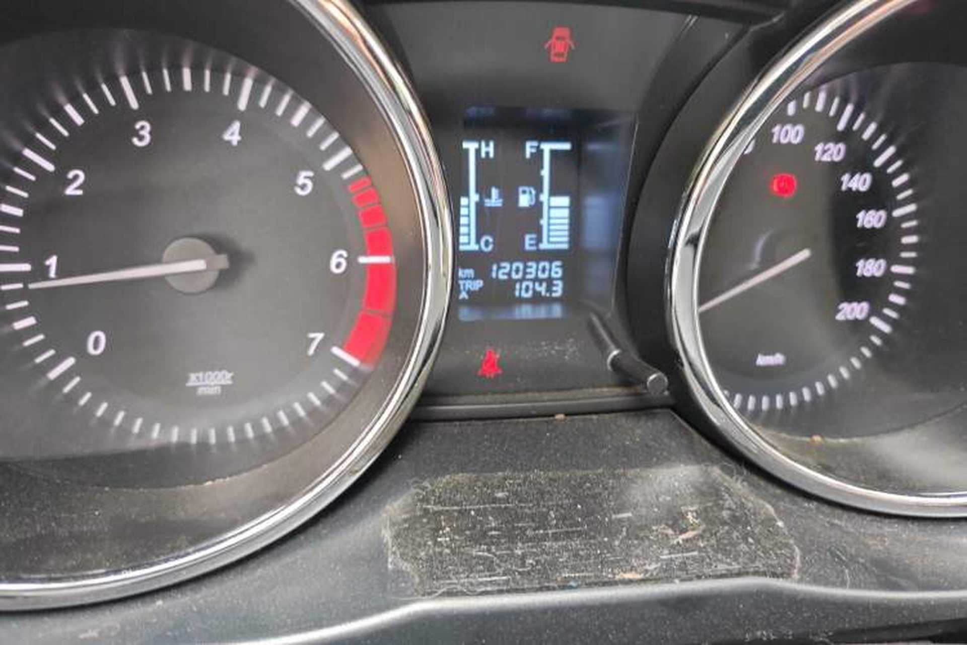 Used HYOSOW S3 2014 1.5L Comfort Version China IV Emission Standard Odometer Close Up