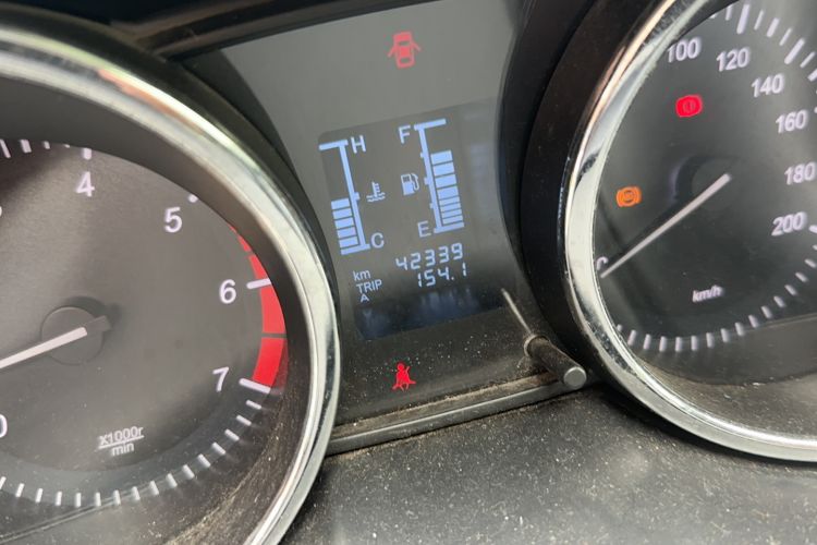 Used HYOSOW S3 2014 1.5L Luxury Version China IV Emission Standard Odometer Close Up