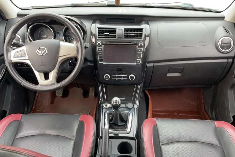 Used HYOSOW S3 2014 1.5L Luxury Version China IV Emission Standard Center Console