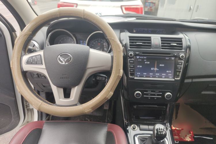 Used HYOSOW S3 2014 1.5L Luxury Version China IV Emission Standard Center Console