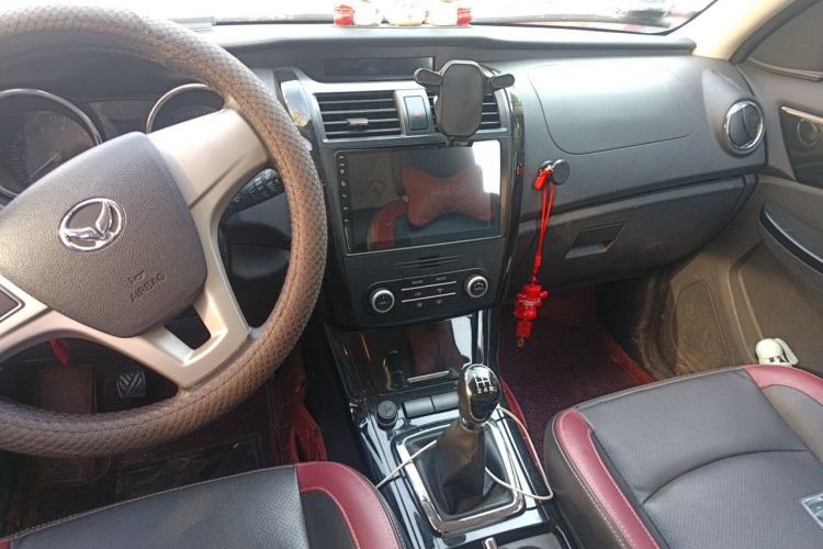 Used HYOSOW S3 2014 1.5L Luxury Version China IV Emission Standard Center Console